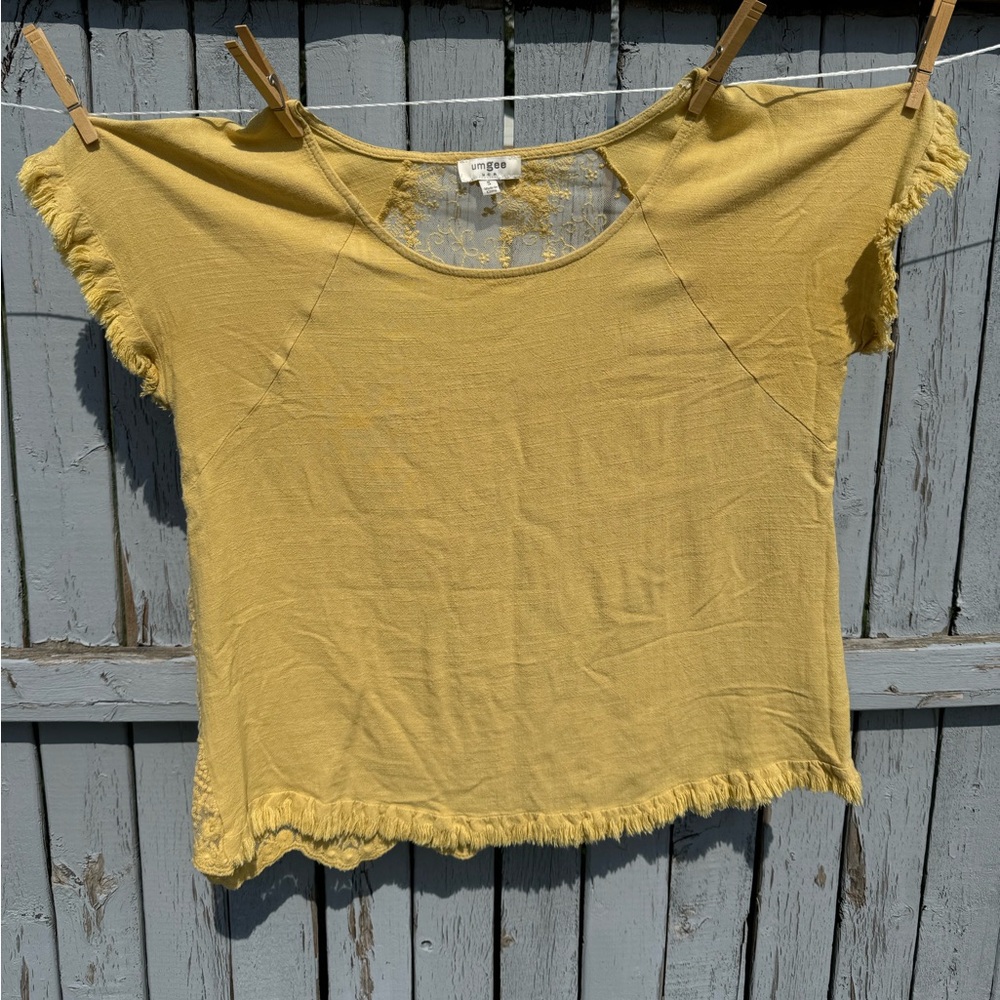 Umgee Women’s Linen/Cotton Shirt size S with lace back and fringe details